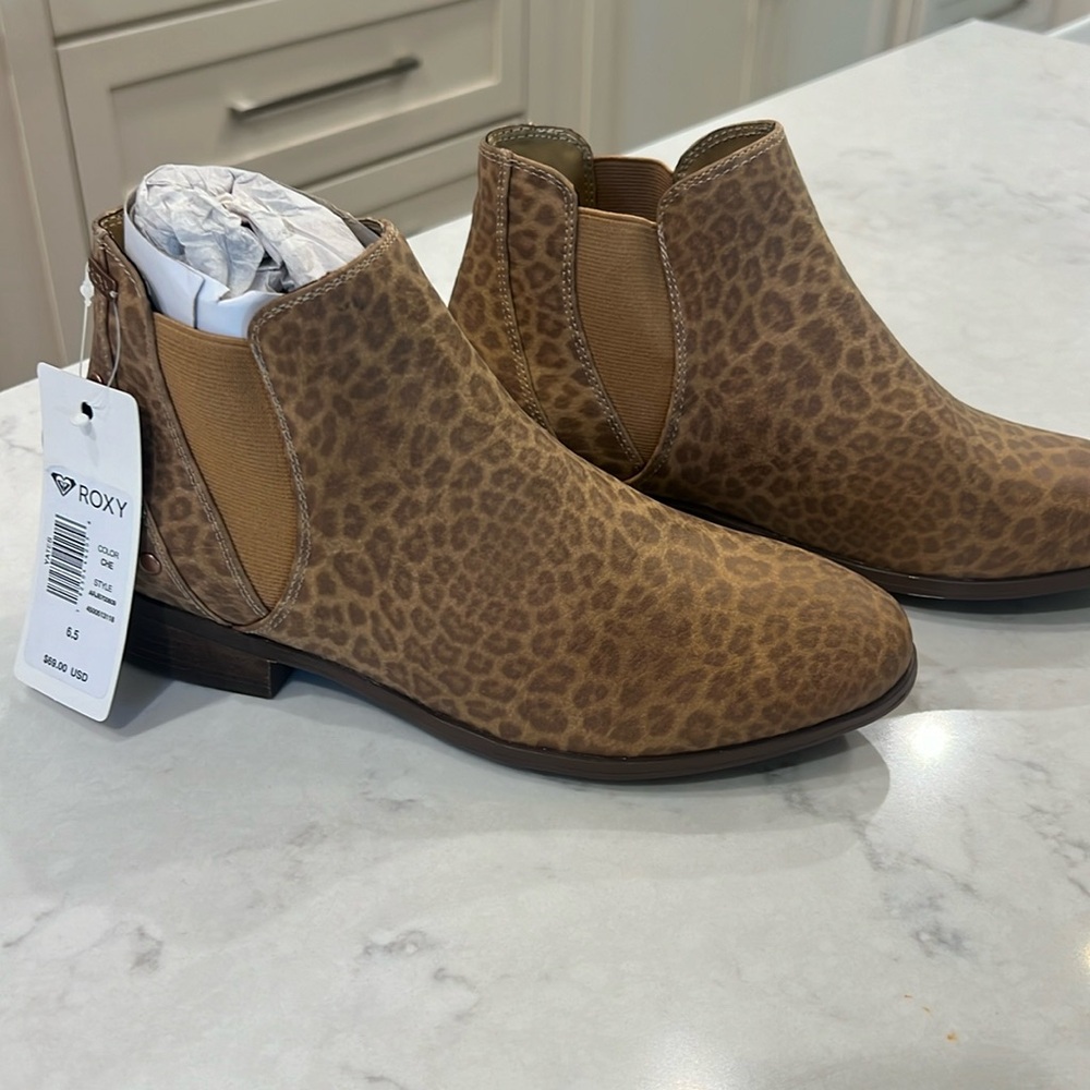 Roxy cheetah booties, never worn, size 6.5